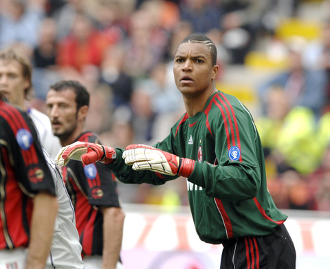 主裁：夸安萨拉拽丘库埃梅卡没判罚？这是极轻微、无效的拉拽